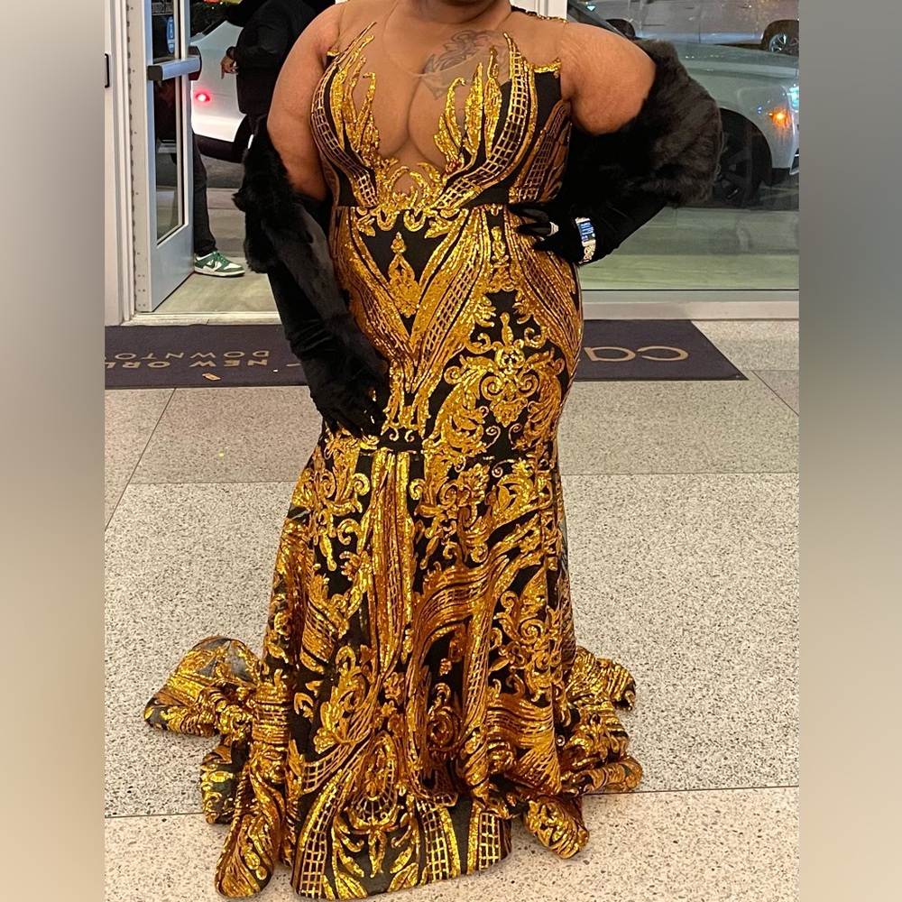 Pre-Loved Elegant Black and Gold Evening Gown - Picture 3 of 4